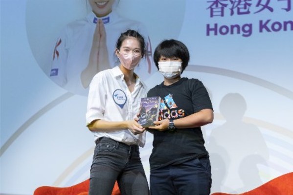 Vivian Kong, a Hong Kong Female Fencing Athlete shared her favourite book ‘Harry Potter’. ‘Whenever you encounter difficulties, meditation is helpful for maintaining good physical and mental health. Sometimes all we need is to “pause and take a deep breath”, live in the present moment and develop a positive attitude.” she said.
