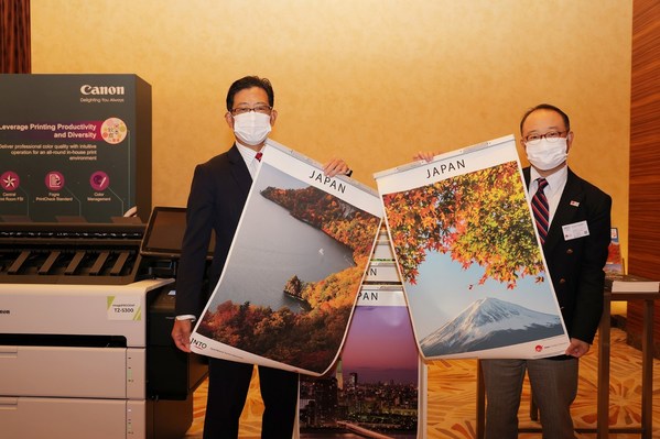 Canon Hong Kong and Japan National Tourism Organization cooperated in the event. (Left) Mr. Shunichi Morinaga, President and CEO of Canon Hong Kong and (Right) Mr. Hiroshi Yakumaru, Executive Director, Hong Kong Office of Japan National Tourism Organization (JNTO) showcased the printing samples to bring various beautiful colors of autumn in Japan by Canon professional printing technology.