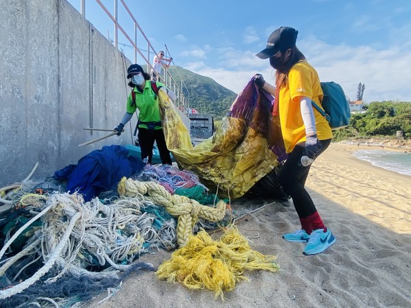 Chubb volunteers clearing trash from the beach at Shek O in Hong Kong