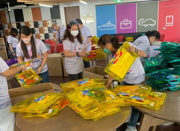 Chubb volunteers in the Philippines packing back-to-school kits for students of Maybunga Elementary School