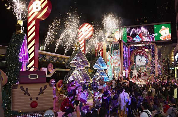 Members of the public who made donations were invited to the Christmas lighting ceremony of Harbour City, Hong Kong’s largest mall.