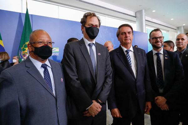 (L-R) Mr. John Lopes, Forever Oceans President, Brazil, Mr. Bill Bien, Forever Oceans CEO, Brazilian President Mr. Jair Bolsonaro, Secretary of Aquaculture and Fisheries Mr. Jorge Seif Júnior, attending to an event at the Palácio do Planalto, in Brasília, where the contract for Concession of the Use of Union Domain Waters between the Union and Forever Oceans. Photo credit: Alan Santos/PR
