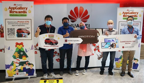 AppGallery Rewards-Guess the Ornaments’ winners Ismat Nazarul Mat Isa and Hii Tung Yue won a Proton X70 SUV and HUAWEI Mystery Box respectively. AppGallery Rewards-Guess the Ornaments’ winners Ismat Nazarul Mat Isa and Hii Tung Yue won a Proton X70 SUV and HUAWEI Mystery Box respectively.