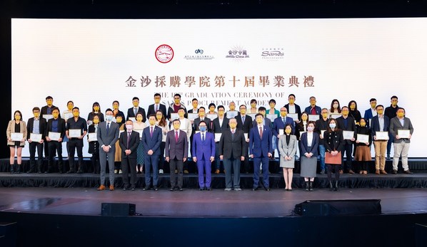 Graduates of the 10th intake attended the graduation ceremony of the Sands Procurement Academy last Friday at The Londoner Macao. The academy helps local SMEs gain experience and capacity for working with large-scale international corporations like Sands China by sharing business knowledge and skills to promote the development of their businesses. Graduates of the 10th intake attended the graduation ceremony of the Sands Procurement Academy last Friday at The Londoner Macao. The academy helps local SMEs gain experience and capacity for working with large-scale international corporations like Sands China by sharing business knowledge and skills to promote the development of their businesses.