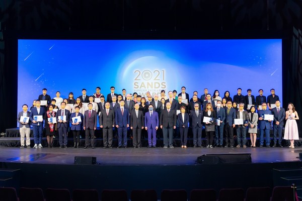 Winners of the 2021 Sands Supplier Excellence Awards, Sands Procurement Academy graduates, and guests of honour gathered at The Londoner Macao last Friday. Winners of the 2021 Sands Supplier Excellence Awards, Sands Procurement Academy graduates, and guests of honour gathered at The Londoner Macao last Friday.