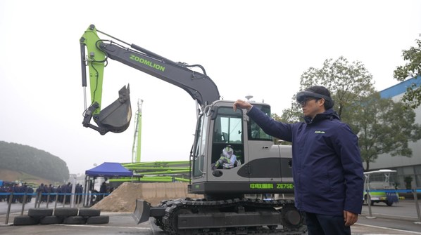 Zoomlion's collaborative intelligent robotic excavator is equipped with a bionic control mode for complex tasks. Zoomlion's collaborative intelligent robotic excavator is equipped with a bionic control mode for complex tasks.