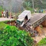 Bridge collapse in Raub, lorry driver injured
