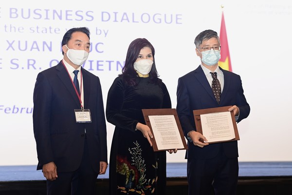 Vietjet Vice President Ho Ngoc Yen Phuong (middle) and CFO of Changi Airports International (CAI) Tan Ee exchanged the agreement on providing aviation services at airports in Vietnam worth US$1.5 billion