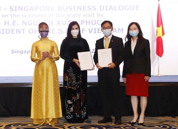 Vietjet Vice President Ho Ngoc Yen Phuong (second from left) and President of Commercial Aerospace at ST Engineering Lam Wai Meng Jeffrey exchanged the technical services and component support contract under the witness of Vietjet President & CEO Nguyen Thi Phuong Thao Vietjet Vice President Ho Ngoc Yen Phuong (second from left) and President of Commercial Aerospace at ST Engineering Lam Wai Meng Jeffrey exchanged the technical services and component support contract under the witness of Vietjet President & CEO Nguyen Thi Phuong Thao