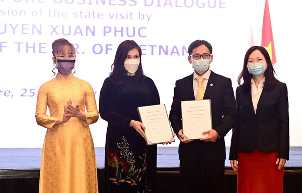 Vietjet Vice President Ho Ngoc Yen Phuong (second from left) and President of Commercial Aerospace at ST Engineering Lam Wai Meng Jeffrey exchanged the technical services and component support contract under the witness of Vietjet President & CEO Nguyen Thi Phuong Thao Vietjet Vice President Ho Ngoc Yen Phuong (second from left) and President of Commercial Aerospace at ST Engineering Lam Wai Meng Jeffrey exchanged the technical services and component support contract under the witness of Vietjet President & CEO Nguyen Thi Phuong Thao