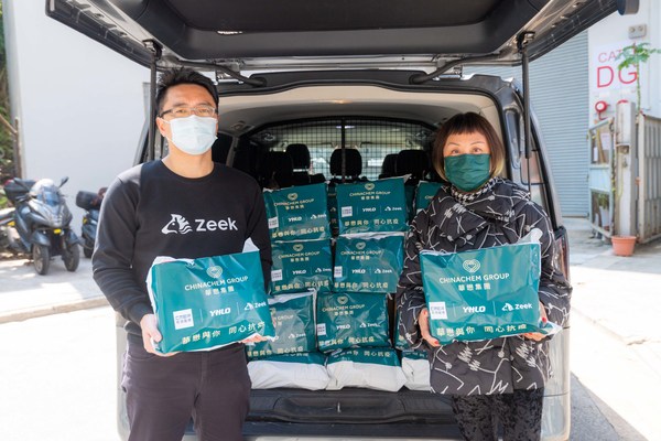 KK Chiu, Co-founder and CEO of Zeek (left) and Sylvia Chung, Chief Business Impact Officer of Chinachem Group (right) are helping with supplies delivery, provided 8,000 anti-epidemic supplies to the grassroots and social welfare organizations, fighting the challenge with the citizens.