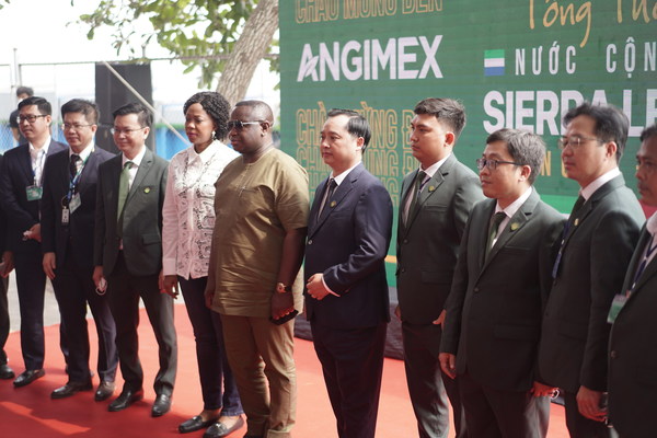 Angimex welcomed the President and the high-level delegation of the Republic of Sierra Leone to visit the rice factory in Long Xuyen City