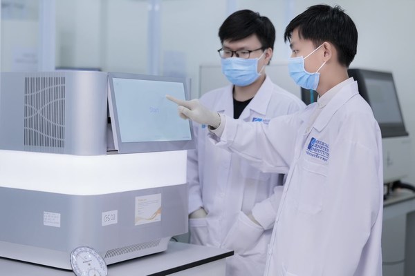 Gene Solutions R&D team conducting screening procedure. Gene Solutions R&D team conducting screening procedure.