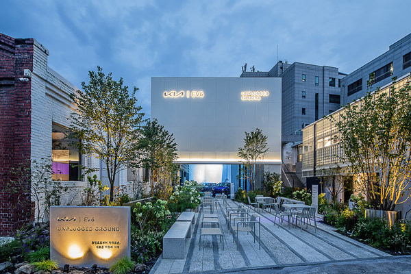 Kia has won another 2022 Red Dot Award for its ‘EV6 Unplugged Ground’ brand cultural space in Seongsu, Seoul. Kia has won another 2022 Red Dot Award for its ‘EV6 Unplugged Ground’ brand cultural space in Seongsu, Seoul.