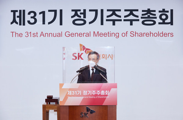SK Inc. CEO Dong Hyun Jang is giving an opening speech during the 31st annual general meeting of shareholders on March 29.