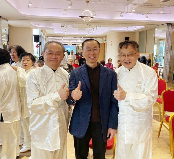 Professor Shengdi Chen (middle) with Sino Taiji’s Parkinson's participants Professor Shengdi Chen (middle) with Sino Taiji’s Parkinson's participants