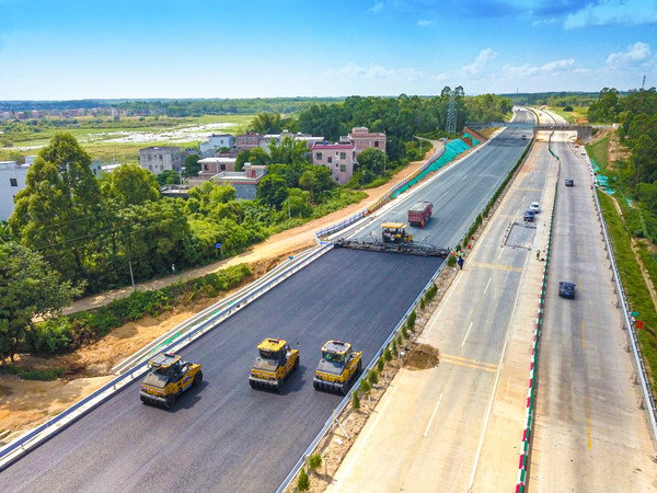 XCMG RP2405, the World’s Largest Cement-Stabilized Macadam Paver, Completes 20-Meter-Wide Spreading.