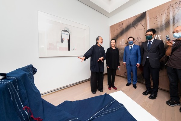 Artist Water Poon leads guests of honour on a tour of 101 Bowls – An Art Exhibition Featuring Water Poon’s Art & Romy Cheung’s Fashion Wednesday at Sands Gallery.