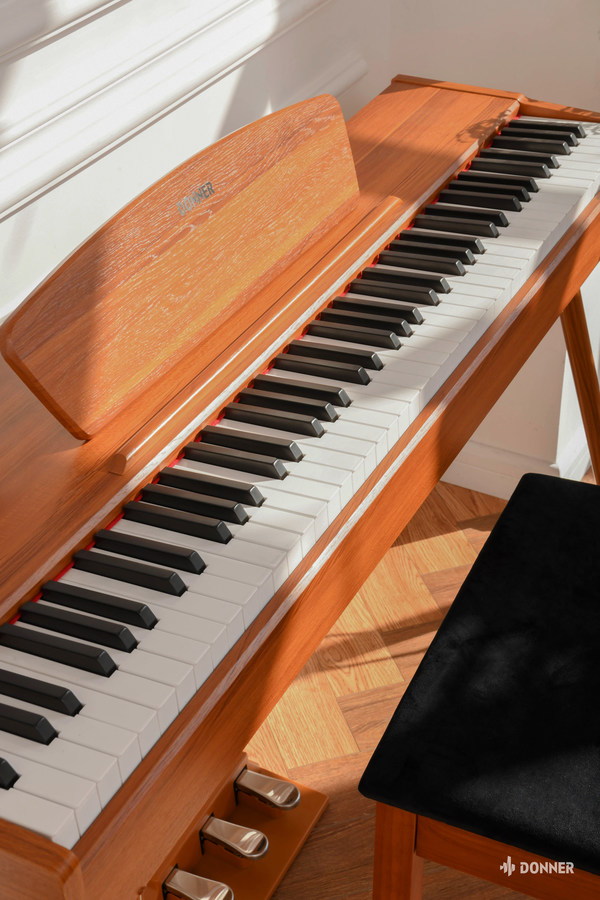 DDP-80 is made with environmentally-friendly material that replicates the vintage style of rich wood grain, providing a realistic playing experience perfect for piano beginners. Picture provided by Donnermusic.