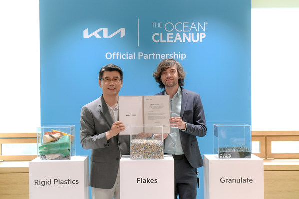 (left) Ho Sung Song, President & CEO, Kia Corporation (right) Boyan Slat, Founder & CEO, The Ocean Cleanup