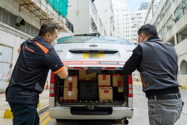 Lalamove’s Chief Operating Officer Paul Loo and Food Angel’s founder Gigi Tung delivered lunch boxes, groceries and vegetables to elderlies who live alone. Food Angel has been using Lalamove’s service to deliver food cross-district to elderlies in need.