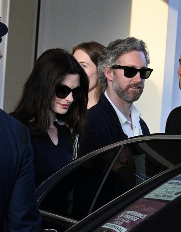 Anne Hathaway was spotted on LILYSILK's Timeless Mei Silk Knit Polo when leaving Martinez Hotel with her husband on May 20 during the 75th Cannes Film Festival.