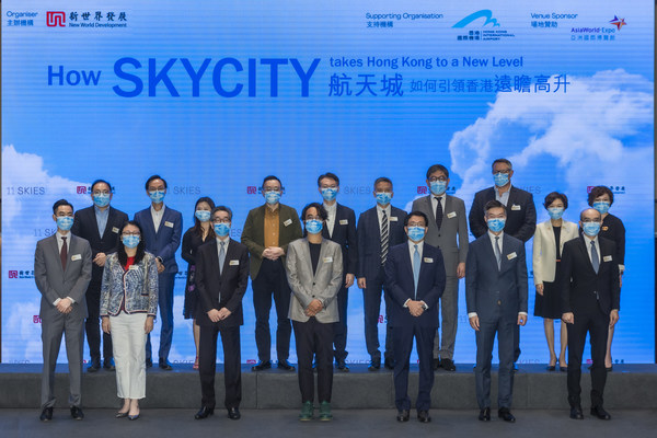 Mr. Adrian Cheng, CEO, New World Development (front row, centre) and Mr. Fred Lam, CEO, Airport Authority Hong Kong (front row, third right) were pictured with the moderators and speakers of the forum.