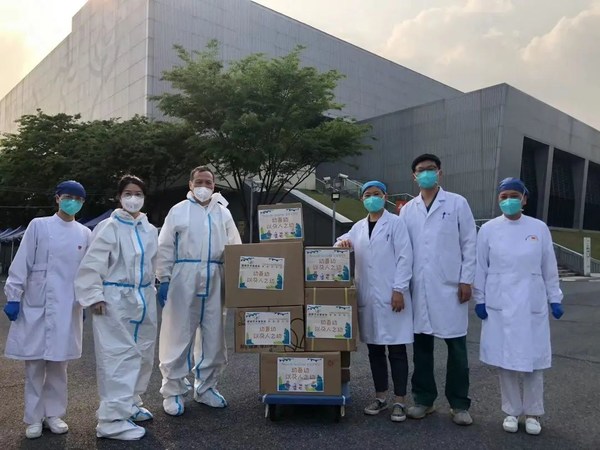 The “Care for Children” team delivered materials to the mobile cabin hospital in Jiading Gymnasium