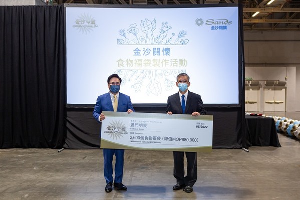 Dr. Wilfred Wong (left), president of Sands China Ltd., presents a ceremonial cheque to Paul Pun Chi Meng (right), secretary-general of Caritas Macau, representing the MOP 880,000 value of the 2,600 food kits prepared during Friday’s volunteer activity at Cotai Expo.