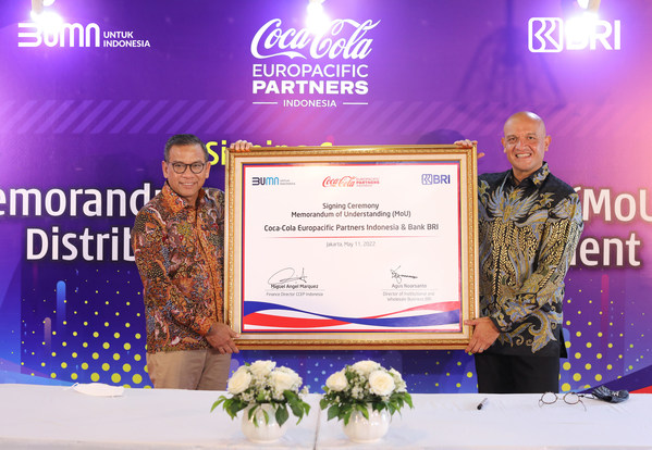 Left to Right: Agus Noorsanto, BRI Director of Institutional and Wholesale Business and Miguel Marquez, CCEP Indonesia and PNG Financial Director.