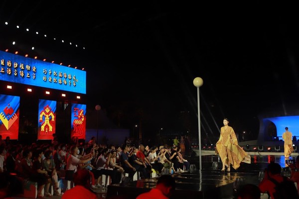 The fashion show of "Clothing under the Sun"