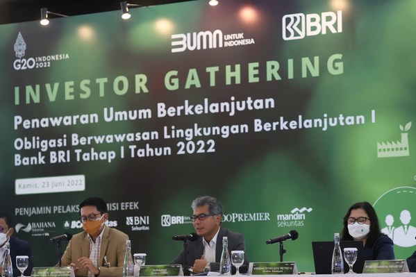 Left to Right: Arga M. Nugraha, Director of Digital and IT BRI; Sunarso, President Director BRI; Viviana Dyah Ayu Retno K., Director of Finance BRI. Left to Right: Arga M. Nugraha, Director of Digital and IT BRI; Sunarso, President Director BRI; Viviana Dyah Ayu Retno K., Director of Finance BRI.
