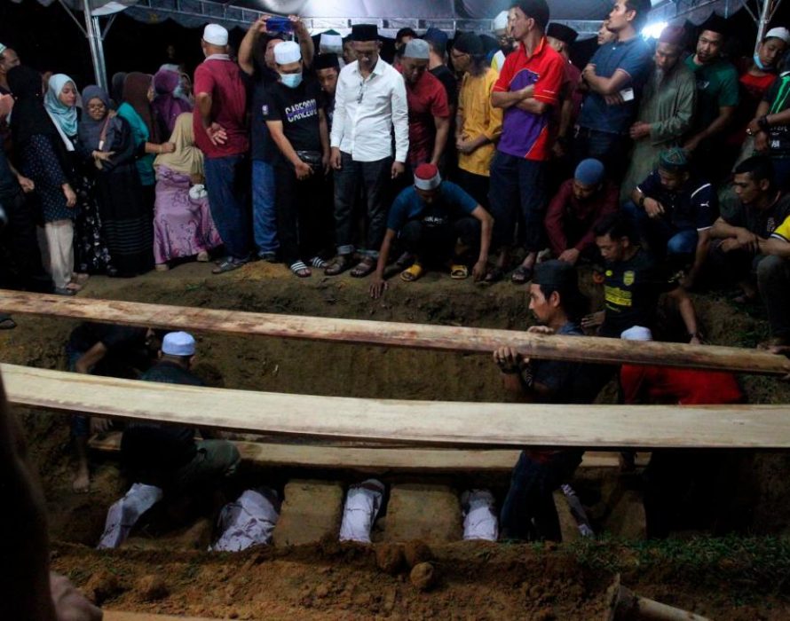 Jalan Kuantan-Segamat crash: Five family members burried in common grave