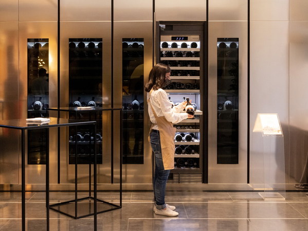 Product line-ups including 18-inch and 24-inch Column Wine Cellars from LG’s ultra-premium built-in kitchen appliance brand Signature Kitchen Suite are showcased in the Signature Kitchen Suite Showroom in Piazza Cavour, Milan.