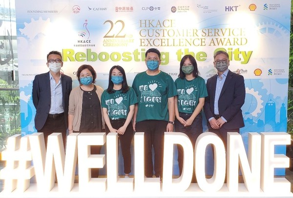 Mr Eric Lam, General Manager (Y Loft) (left), Mr Ready Ho, Assistant General Manager of New World Facilities Management Company Limited (right), Ms Vienn Chow, Manager of Business Development (second left) and Y Loft Team received 'Team Award – Counter Service (Silver Award)' on behalf of NWFM.