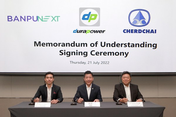 From left to right: Mr. Sinon Vongkusolkit, Chief Executive Officer of Banpu NEXT, Mr. Kelvin Lim, Group Chief Executive Officer of Durapower Groupa and Dr. Assanee Cherdchai, Chief Executive Officer of Cherdchai Motors Sales signing a Memorandum of Understanding to capture opportunities in the electric vehicle market in Thailand on 21 July 2022 in Bangkok.