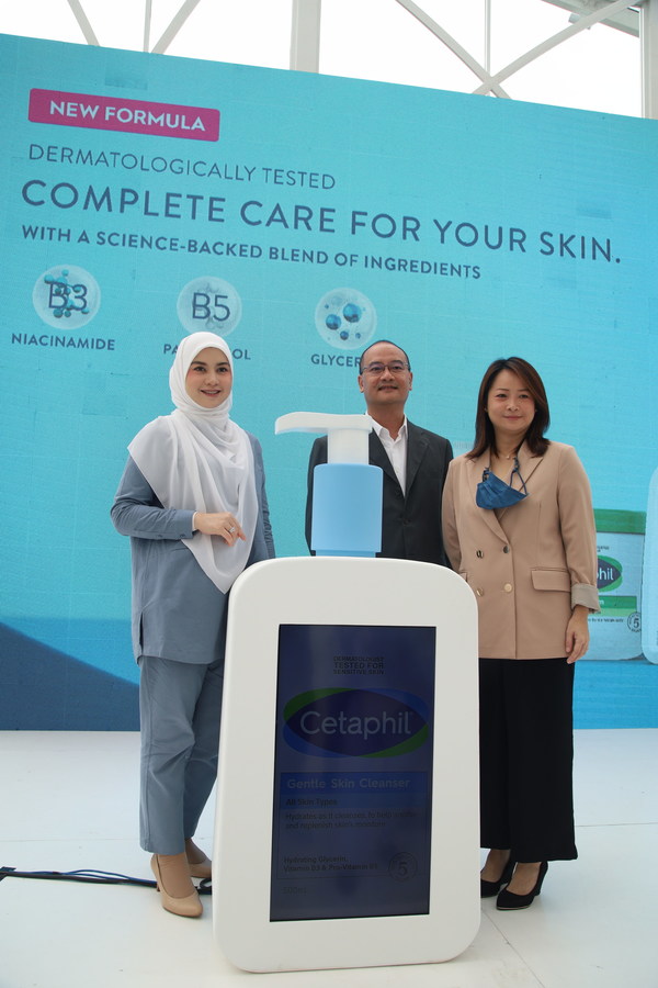 From left to right: Lisa Surihani (Cetaphil Brand Ambassador), Richard Lee (General Manager Galderma South East Asia), Cindy Tiu (Country Manager Galderma Malaysia)