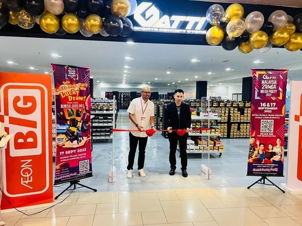 From left: Mr Sheikh Farouk Sheikh Mohamed, Managing Director of AEON Big and Mr. Jeck Low, Director of GATTI during the ribbon cutting ceremony to officiate the Gatti Sports Concept store at Aeon Big Wangsa Maju.