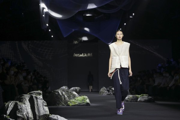 The scene of the fashion show with the theme of "Li Brocade Weaving Mountains and Seas"