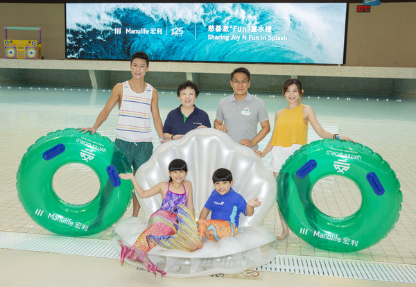 Isabella Lau, Chief Customer Officer, Manulife Hong Kong and Macau, unveils the Water World’s Mermaid Water Carnival together with Ivan Wong, Chief Executive of Ocean Park Corporation.