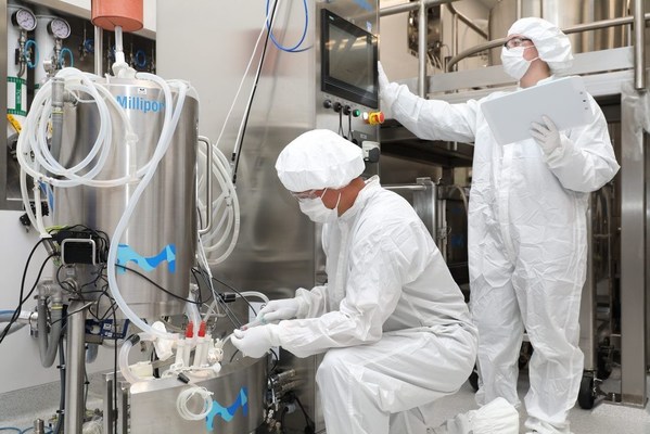 Merck scientists operating a 200 L Mobius® Single-Use Bioreactor using the VirusExpress® 293 Adeno-Associated Virus Production Platform at the company's facility in Carlsbad, California.