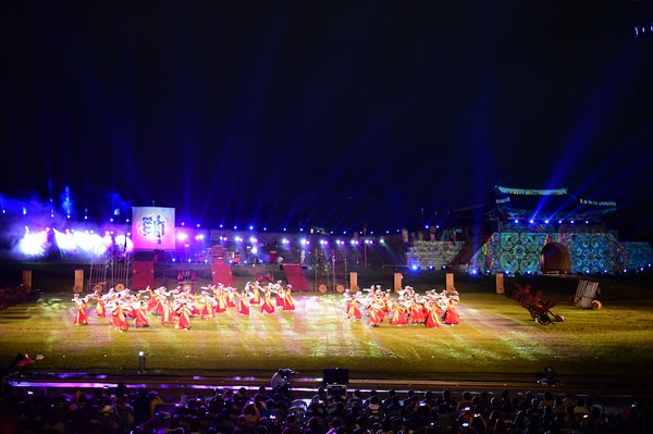 Performance with beautiful illumination and Suwon Hwaseong Fortress in the background, at Suwon’s landmark festival 'Suwon Hwaseong Cultural Festival'.