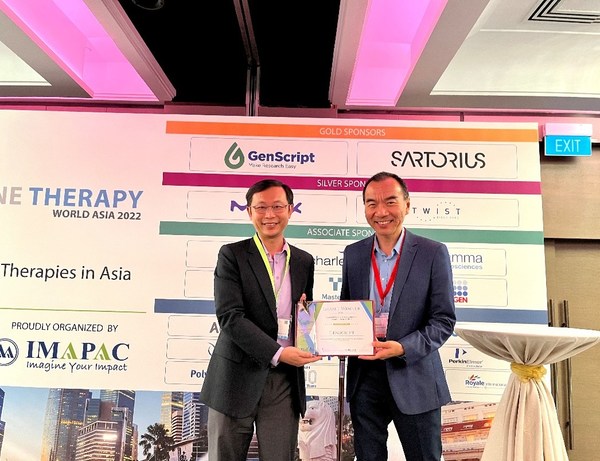 Dr. Leo Li, Marketing Director of GenScript Asia Pacific division receiving the Best Cell & Gene Therapy Supplier Award on the ACGTEA awards ceremony.