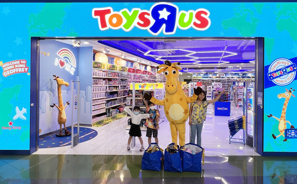 The winning family of the photo contest and the local child ambassador with Geoffrey in front of the Toys"R"Us MegaBox store in Hong Kong.