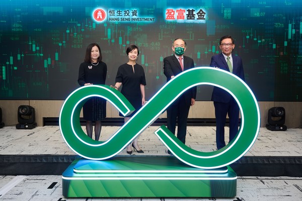 Christopher Hui, Secretary for Financial Services and the Treasury (second from right); George Hongchoy, Chairman of the Supervisory Committee of TraHK (first from right); Diana Cesar, Executive Director and Chief Executive of Hang Seng (second from left); and Rosita Lee, Director and Chief Executive Officer of HSVM (first from right), officiated at the Tracker Fund of Hong Kong New Manager Inauguration Ceremony.