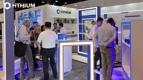 Hithium's professionals explained the products to visitors.