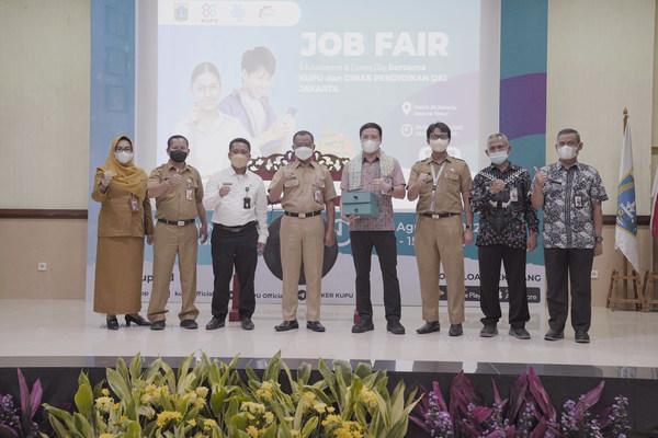 Edutainment Career Day Opening Ceremony, attended by the Provincial Education Department of DKI Jakarta and representative of SMKN 26 Jakarta Edutainment Career Day Opening Ceremony, attended by the Provincial Education Department of DKI Jakarta and representative of SMKN 26 Jakarta