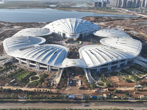 Construction scene of the Qingdao·SCO Pearl International Expo Center