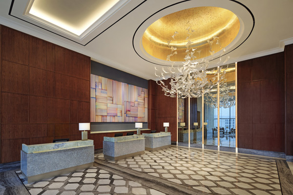 Guests will have the opportunity to basque in the spectacular panoramic view of Surabaya City and lush greenery of the nearby golf course, as soon as they arrive at the Sky Lobby.