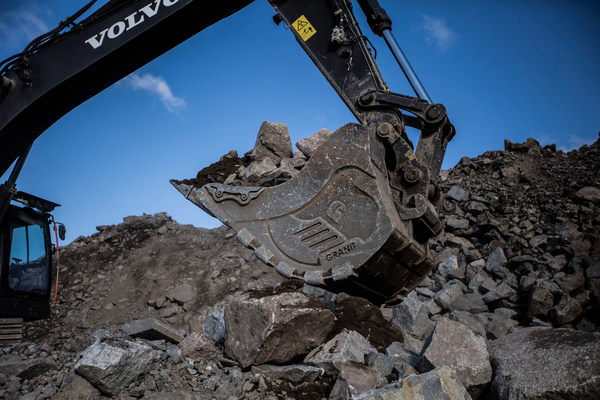 Made for tough rock and quarry operations, the highly durable Granit bucket in Hardox® 500 Tuf wear steel from Fronteq weighs in at 450 kg (992 lbs.) less than the previous generation. Made for tough rock and quarry operations, the highly durable Granit bucket in Hardox® 500 Tuf wear steel from Fronteq weighs in at 450 kg (992 lbs.) less than the previous generation.